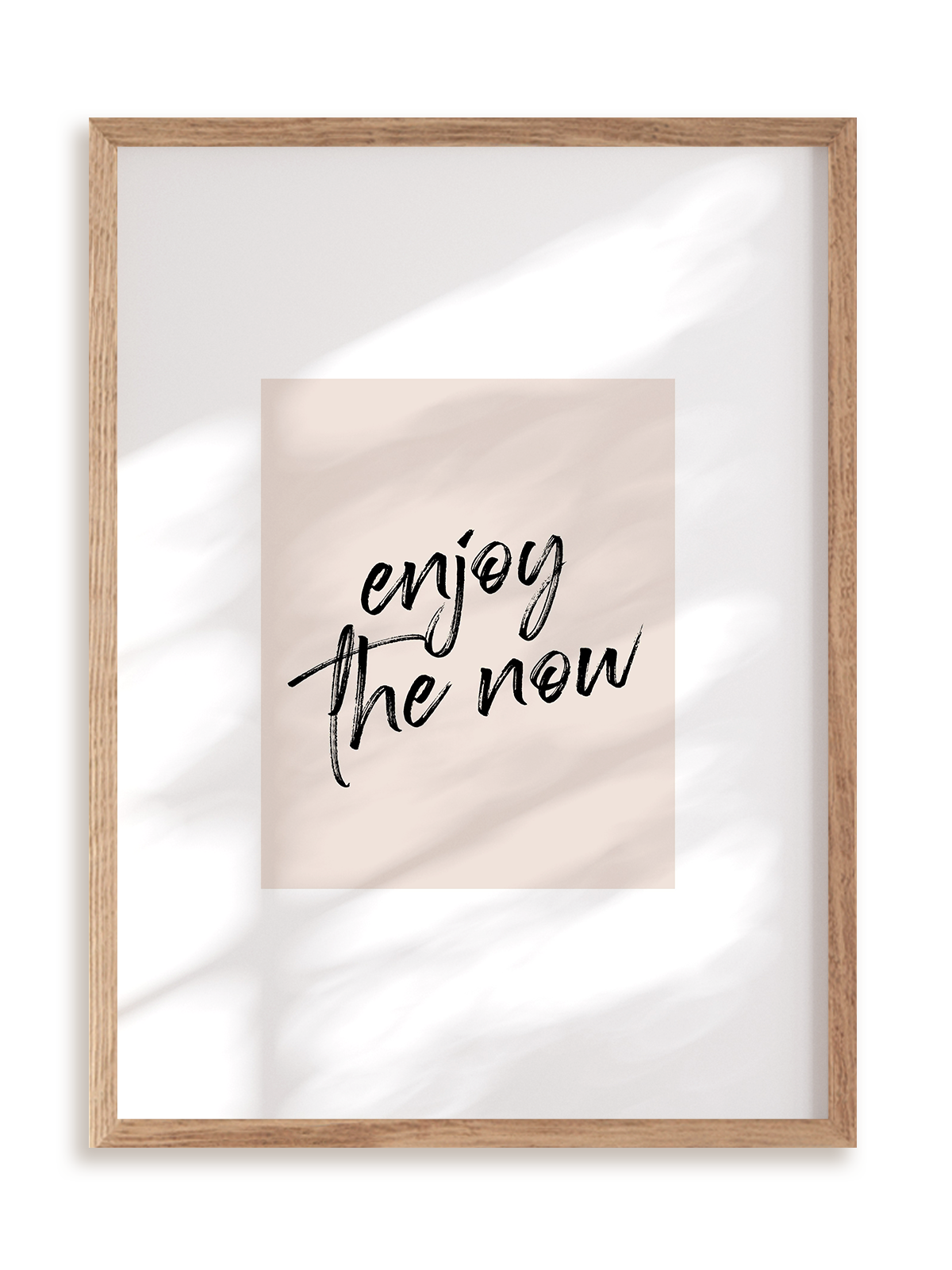 Plakat Enjoy the now w ramie drewnianej